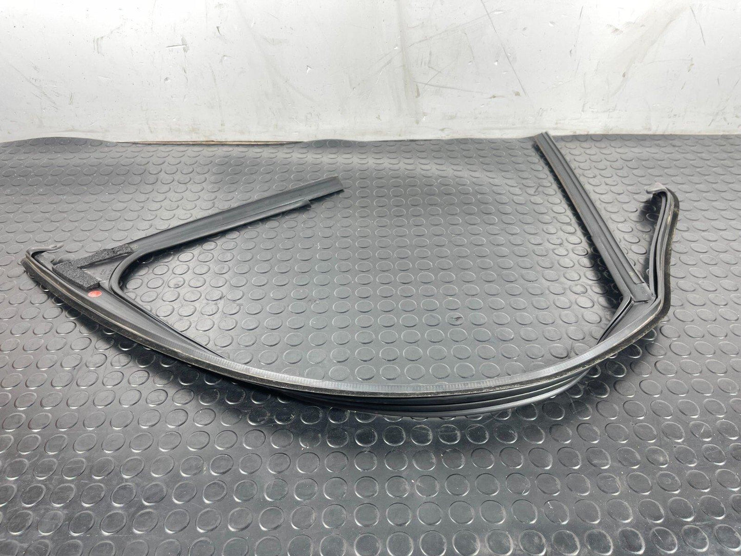 12-18 MERCEDES A-CLASS W176 FRONT RIGHT DOOR WINDOW GUIDE RAIL A1767250125