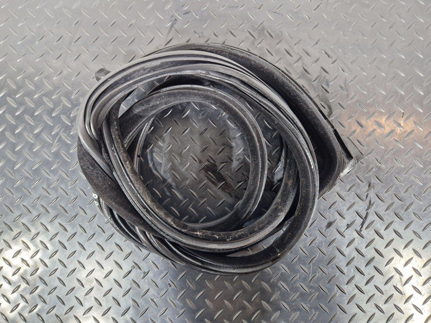 11-18 BMW 6 SERIES F06 REAR RIGHT DOOR GASKET SEAL RUBBER 7275316
