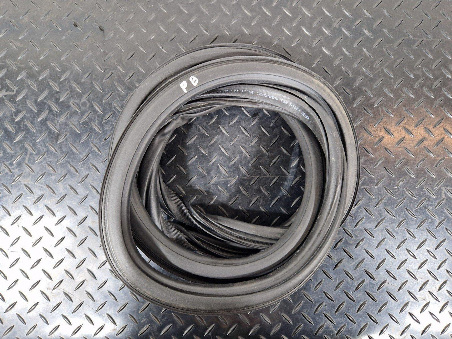 16-19 AUDI A4 B9 REAR LEFT OR RIGHT DOOR RUBBER SEAL 8W5833721