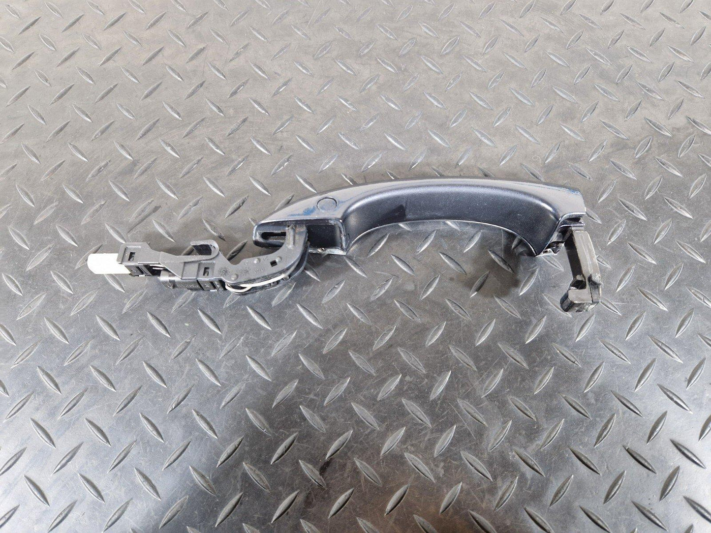 10-17 AUDI A8 4H LEFT N/S OUTER DOOR HANDLE IN BLUE FITS FRONT & REAR 4H0837205B
