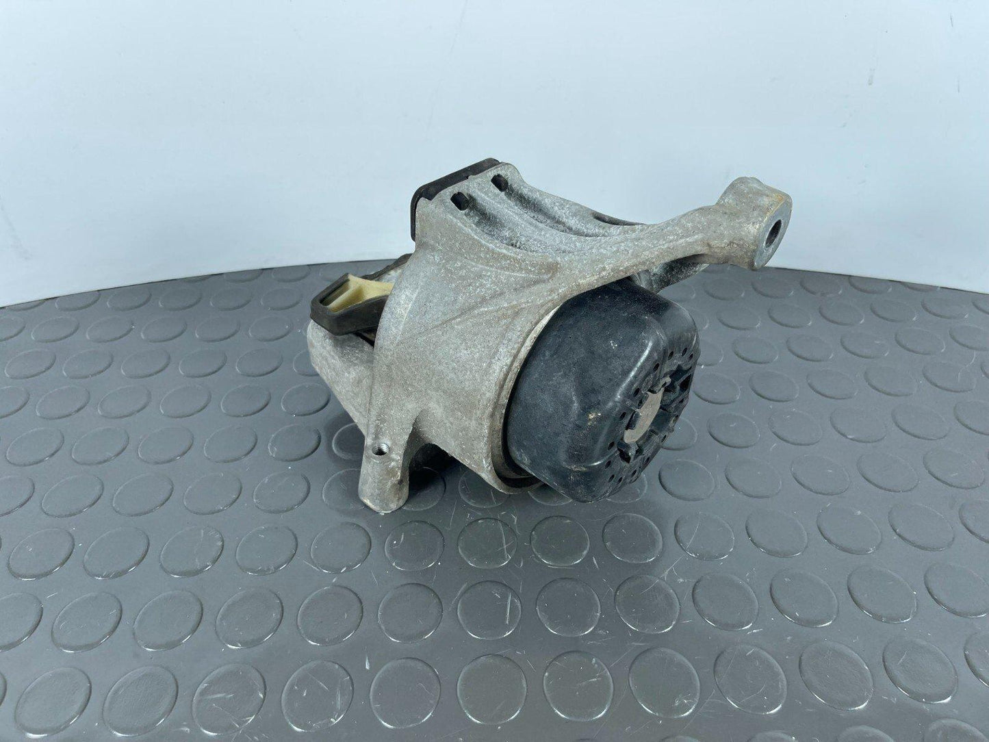 16-19 AUDI A4 B9 GENUINE 1.4 TFSI PASSENGER SIDE ENGINE MOUNT 8W0199371BR
