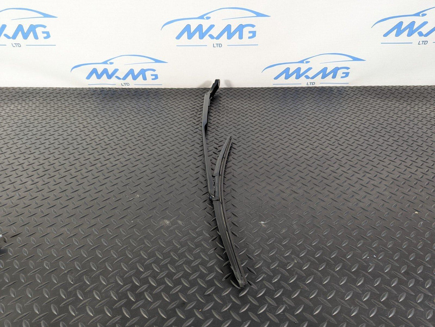 10-17 AUDI A8 4H FRONT LEFT WIPER ARM WITH BLADE 4H2955407A