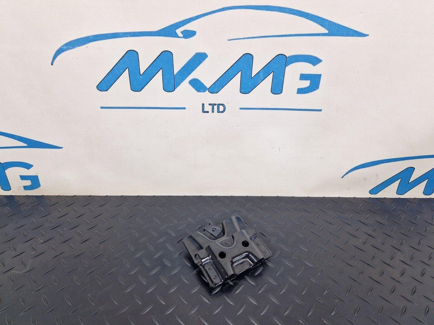 10-18 AUDI A7 4G S-LINE REAR BOOT LUGGAGE COMPARTMENT TIE MOUNTING EYE 4G8813384