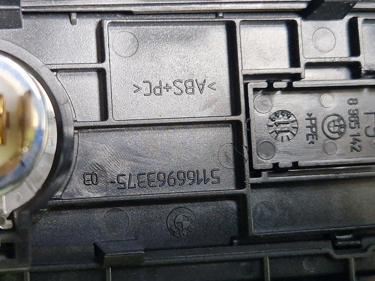 GENUINE BMW X5 E70 REAR CONSOLE COMPARTMENT BOX AND 12V SOCKET 6963377