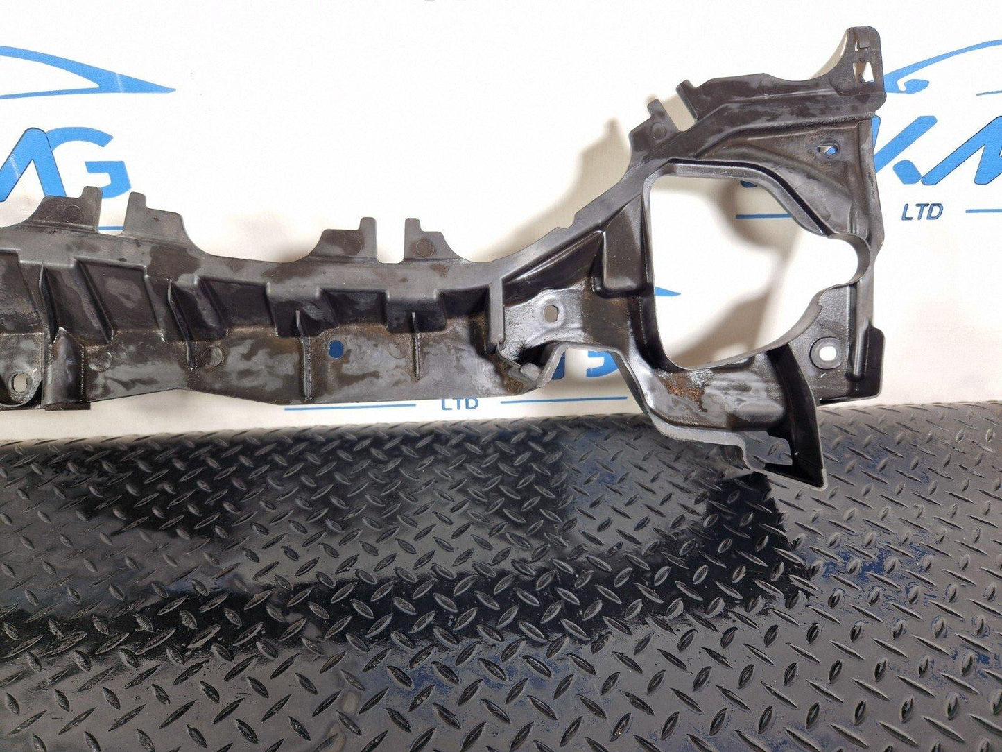 19-ON MERCEDES BENZ B CLASS W247 FRONT COWL COVER AIR INLET GUIDE A2478304400
