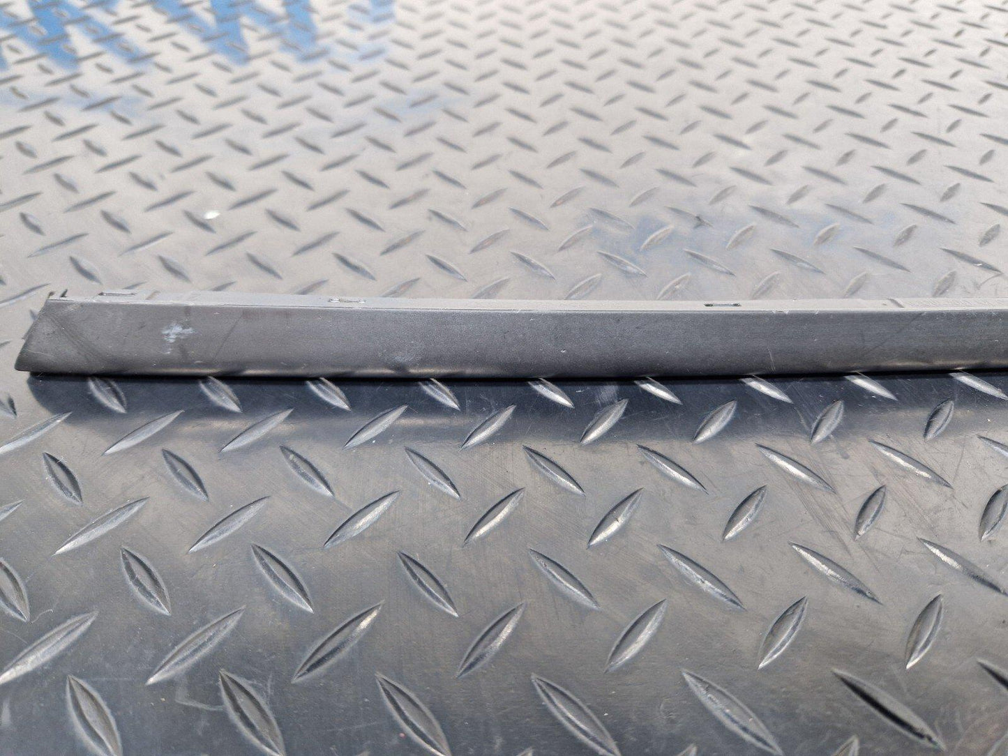 16-23 AUDI A5 SPORTBACK FRONT RIGHT WINDSHIELD WATER DEFLECTOR STRIP 8W6854328B
