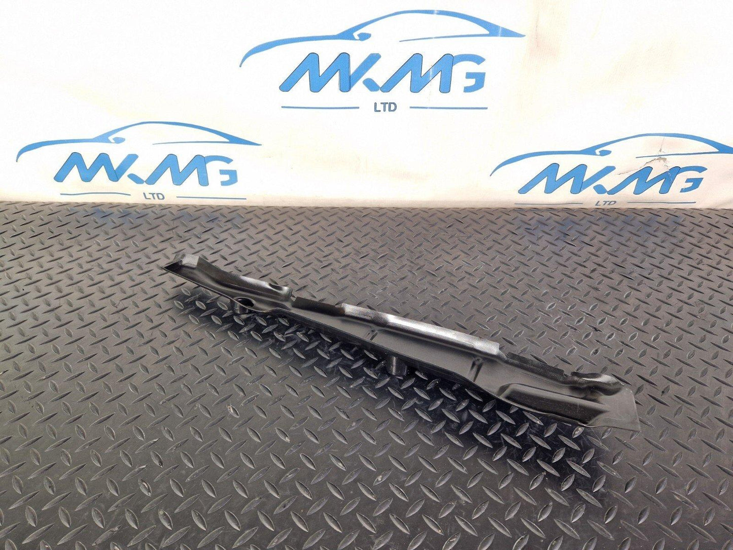 16-19 AUDI A4 B9 GENUINE FRONT LEFT SIDE N/S WING FILLER INSULATOR 8W0821111