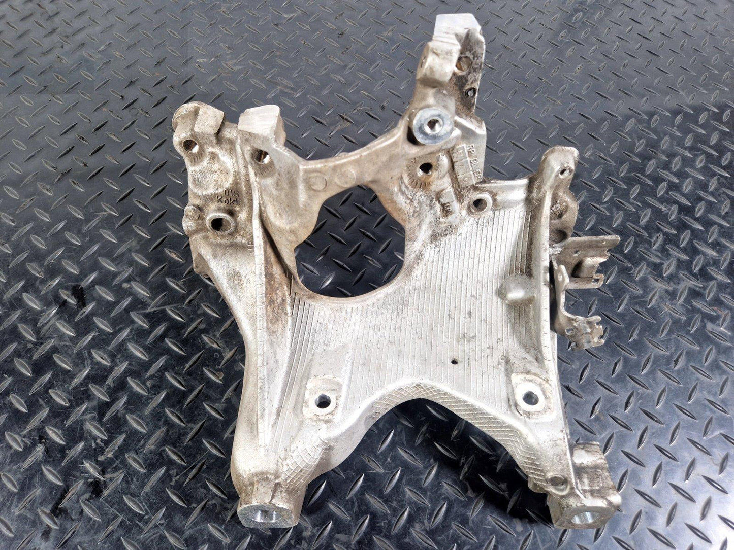 16-19 AUDI A4 B9 2.0 TDI DEU GENUINE RIGHT SIDE ENGINE MOUNT BRACKET 8W0399296E