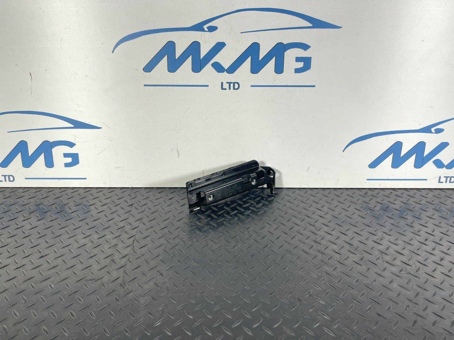 16-19 AUDI A4 B9 GENUINE MOUNTING FOR TIE-DOWN EYE 8W9813982