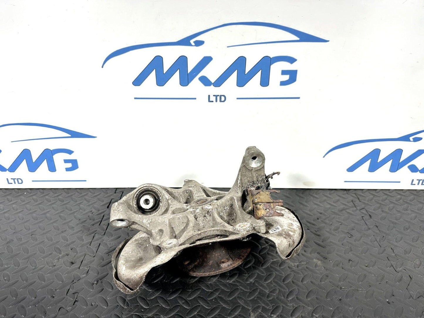 16-19 AUDI A4 B9 S-LINE GENUINE REAR LEFT N/S WHEEL HUB & BEARING 8W0505431S