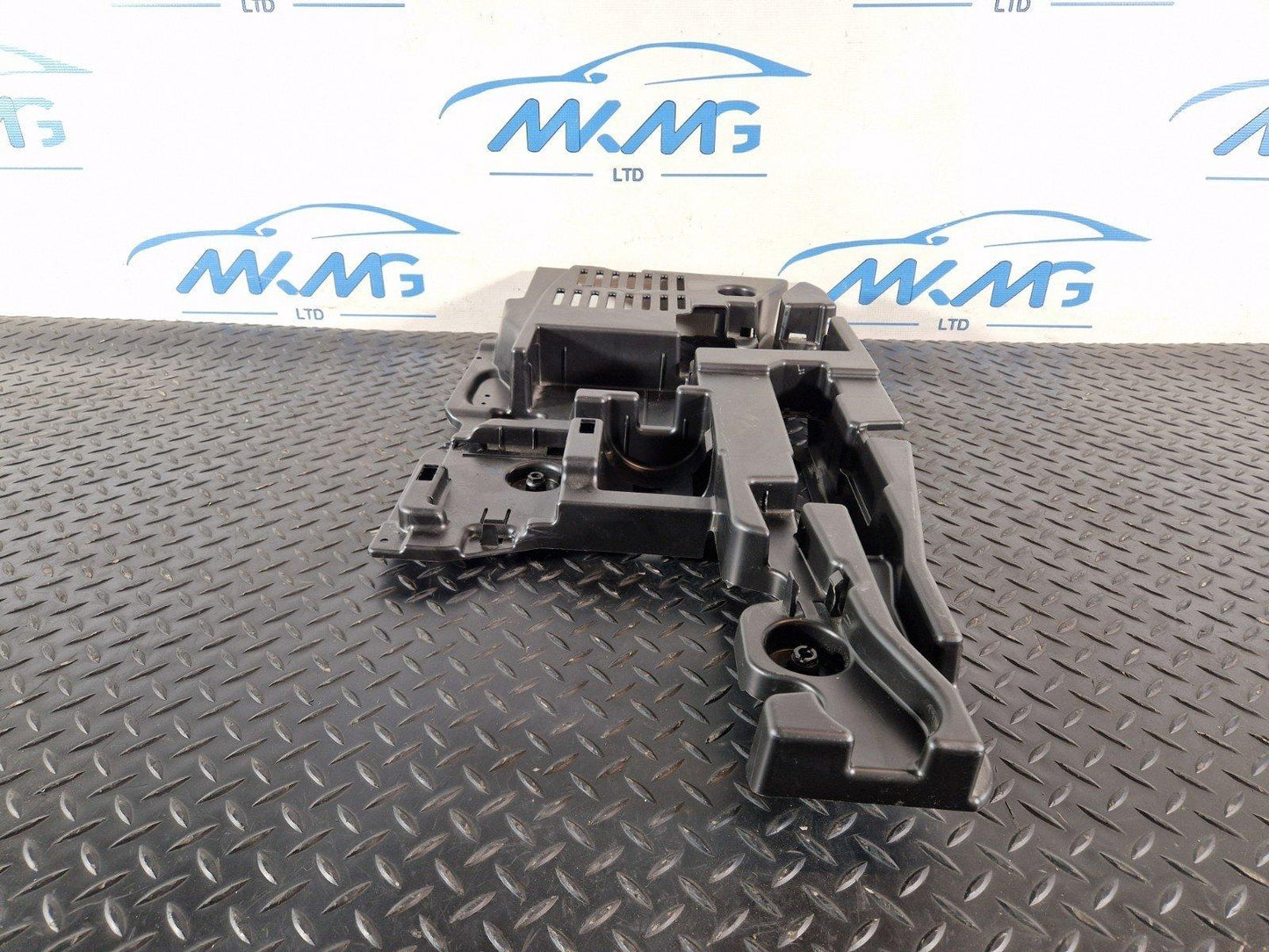 19-ON MERCEDES BENZ B CLASS W247 SERVICE TOOL KIT HOLDER A1778902100