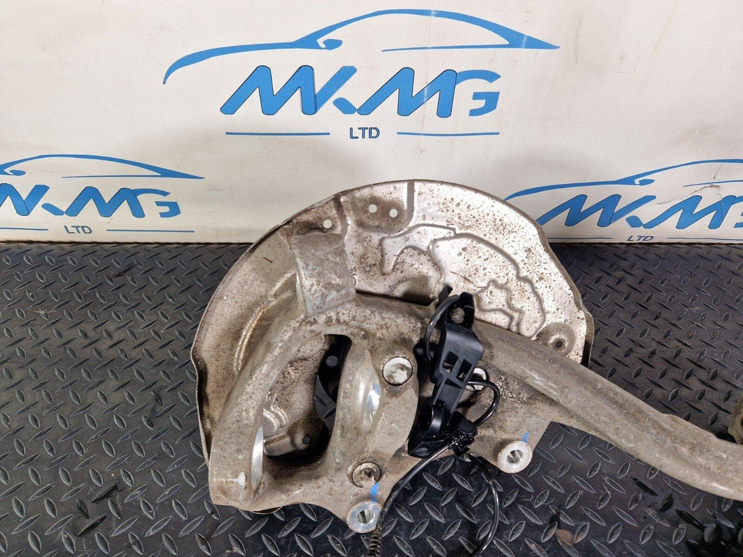 14-21 MERCEDES BENZ C200 W205 FRONT HUB RIGHT DRIVER SIDE A2052200