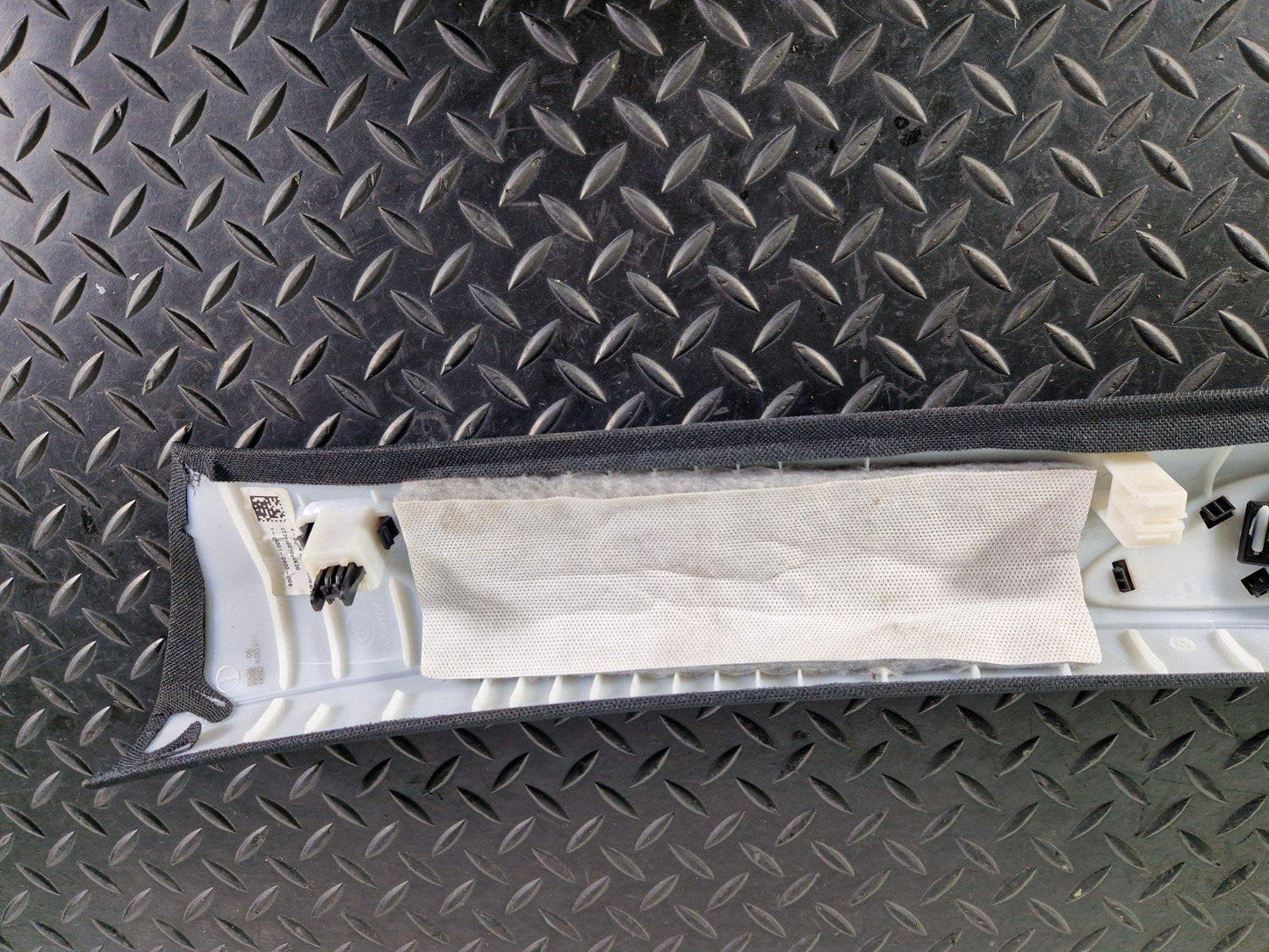 18-ON MERCEDES BENZ A CLASS W177 FRONT RIGHT O/S A-PILLAR TRIM COVER & SPEAKER