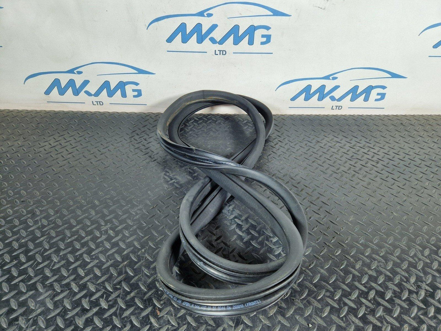 11-19 MERCEDES GLE ML W166 FRONT LEFT OR RIGHT SIDE DOOR RUBBER SEAL A1666970051