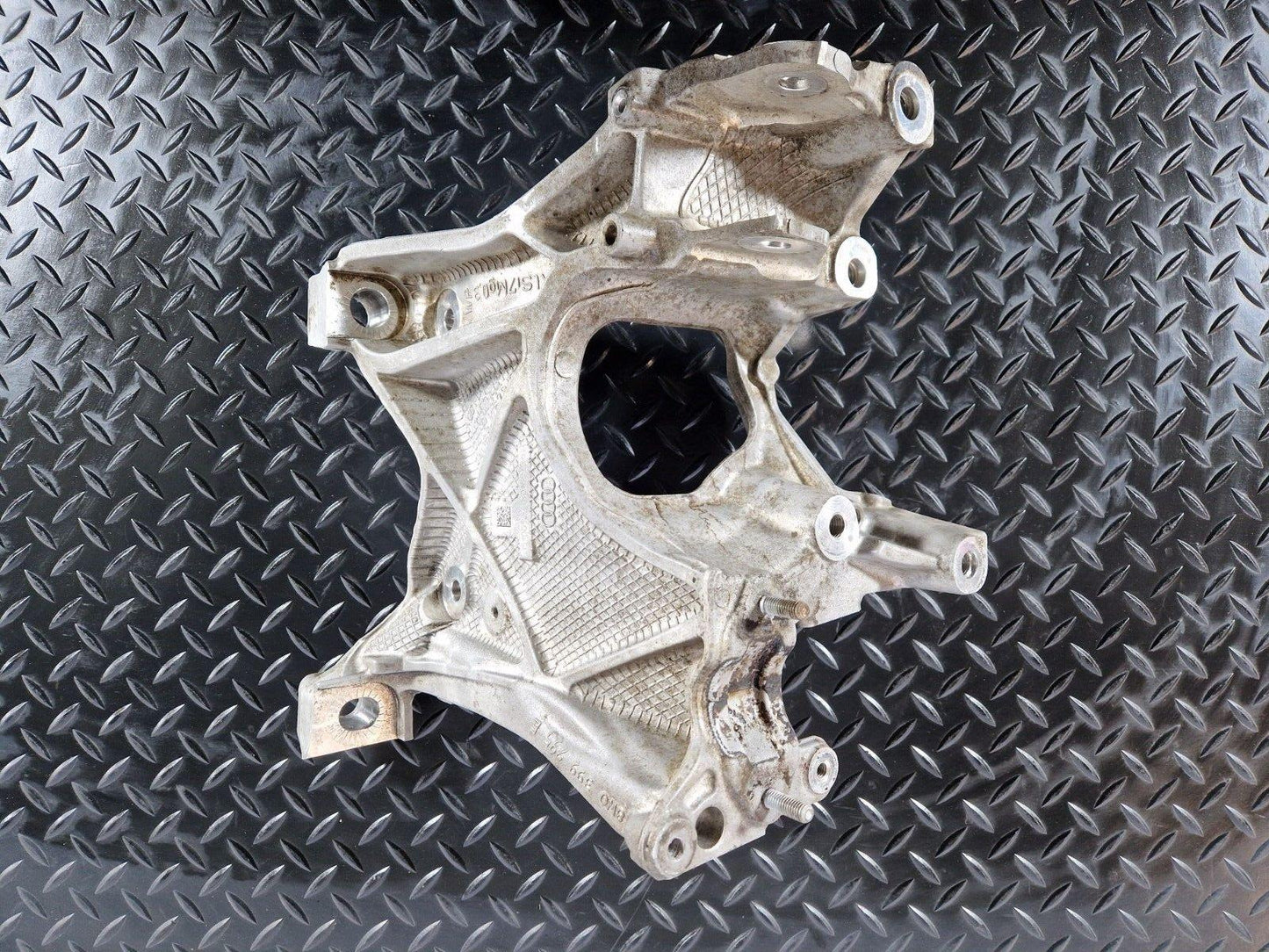 16-19 AUDI A4 B9 FRONT LEFT N/S LEFT SIDE ENGINE MOUNT BRACKET 8W0399295E