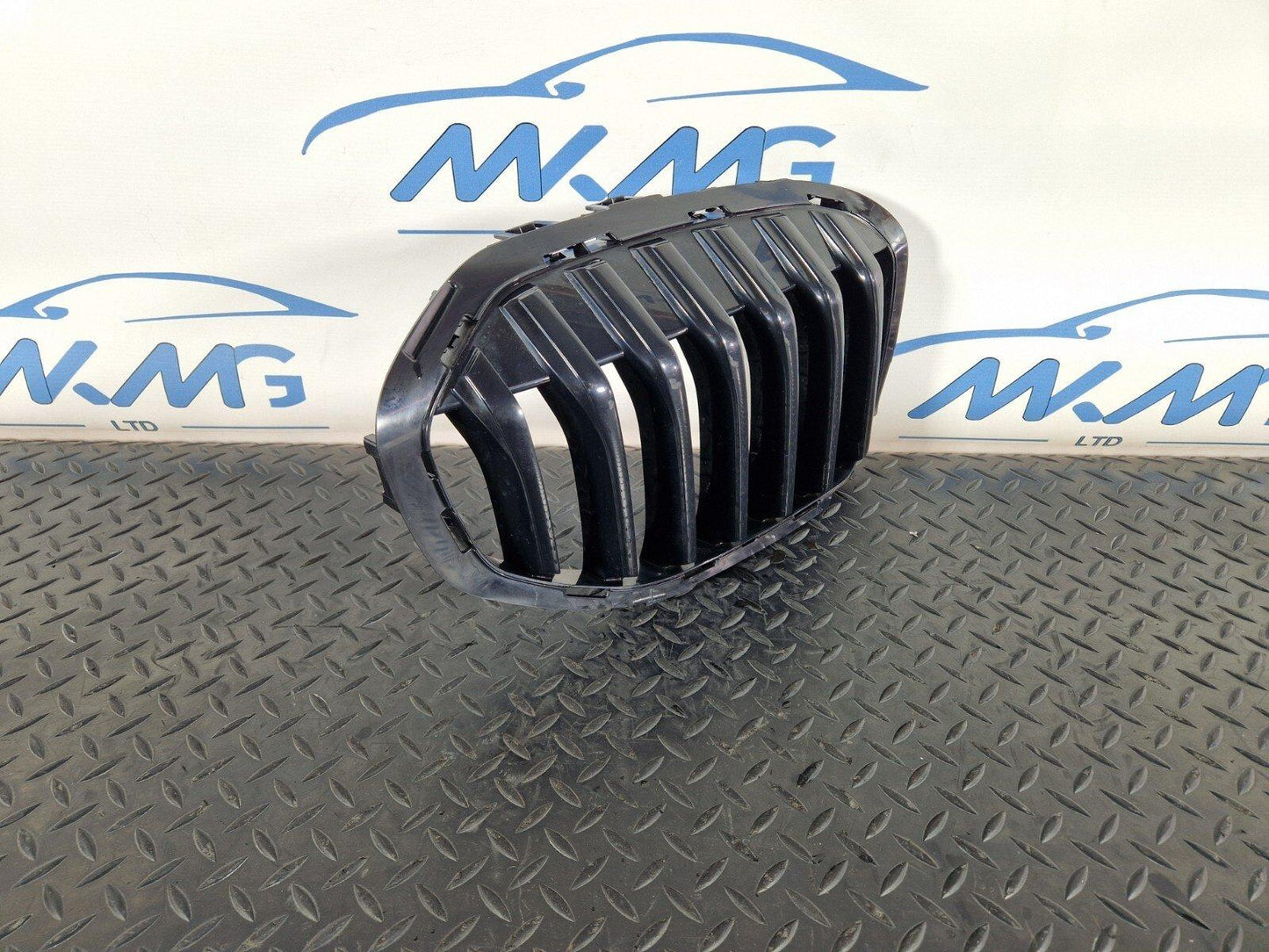 20-24 BMW 1 SERIES F40 FRONT BUMPER RIGHT SIDE KIDNEY GRILL 7450957 (DAMAGED)