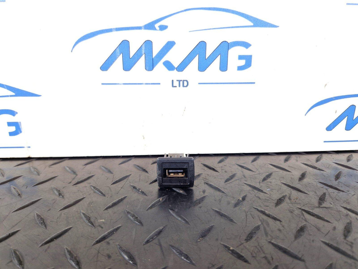 18-ON MERCEDES BENZ A CLASS W177 GENUINE USB PORT SOCKET CONNECTOR A2188200187