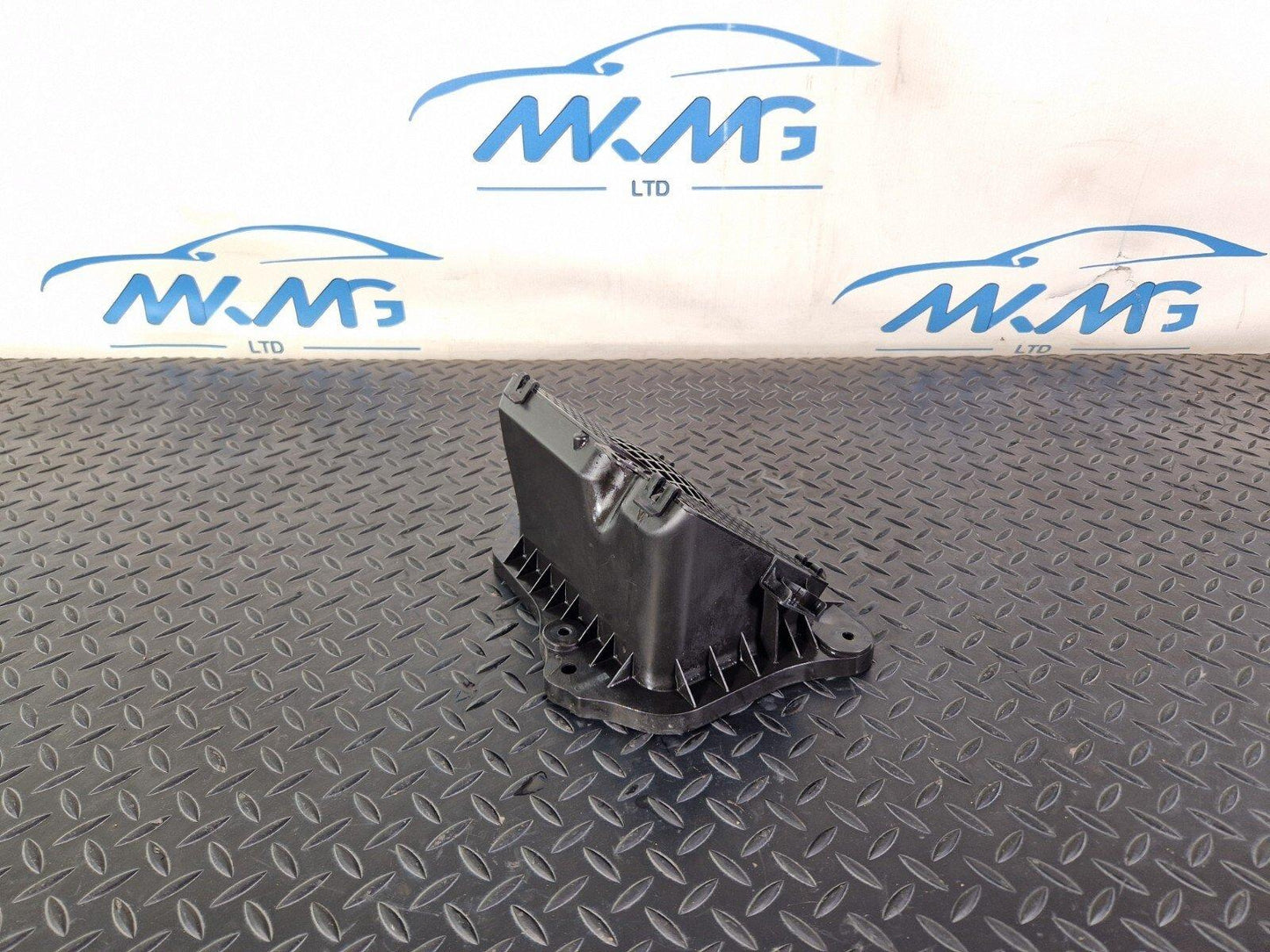 16-19 AUDI A4 B9 S-LINE GENUINE FRONT AIR INTAKE DUCT VENT 8W2819904A