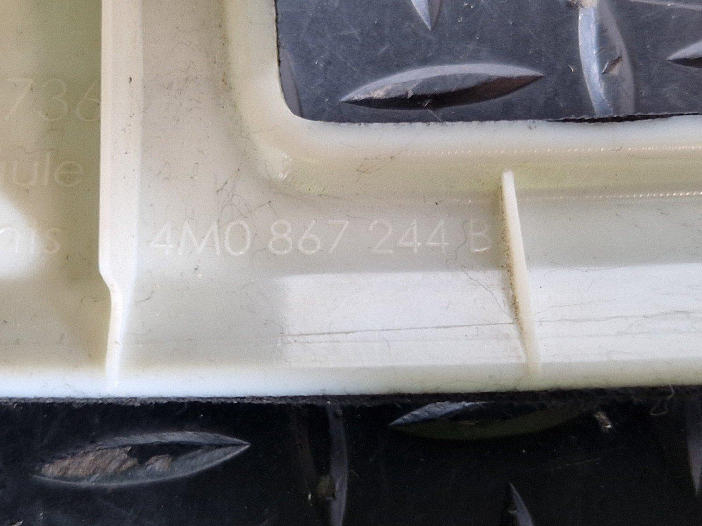 16-20 AUDI Q7 4M GENUINE RIGHT O/S B PILAR TRIM COVER IN BLACK 4M0867244B