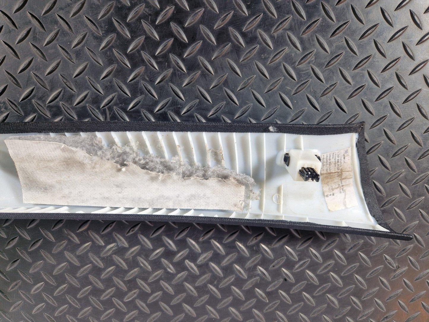 19-ON MERCEDES B CLASS W247 FRONT LEFT A PILLAR TRIM & SPEAKER A2476900100