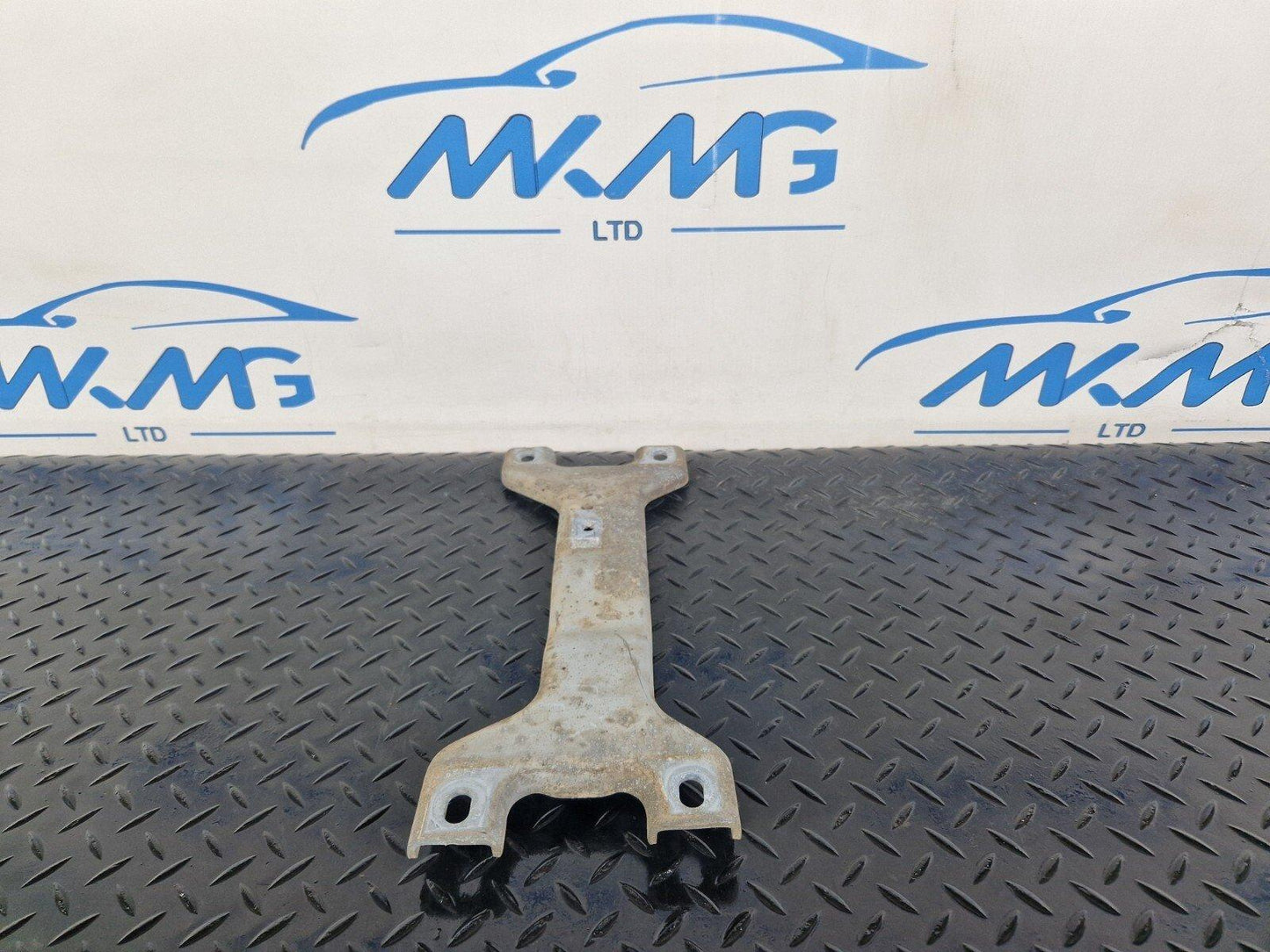 19-ON MERCEDES A CLA C188 V177 EQ 250E EXHAUST SYSTEM CENTRE BRACKET A2474921500