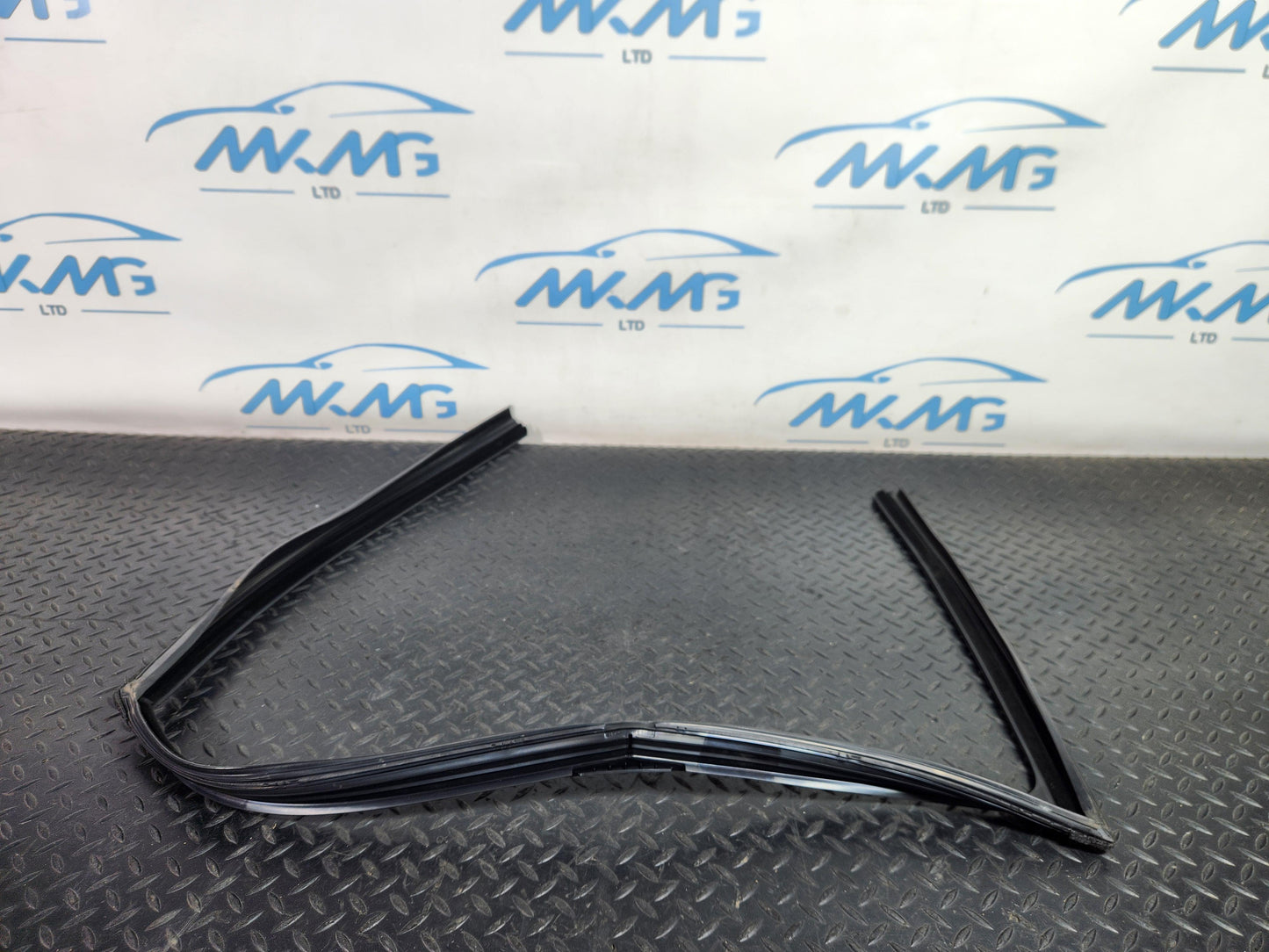 Land Rover Range Rover Evoque L551 Front Right Door Window Rubber Frame XC940