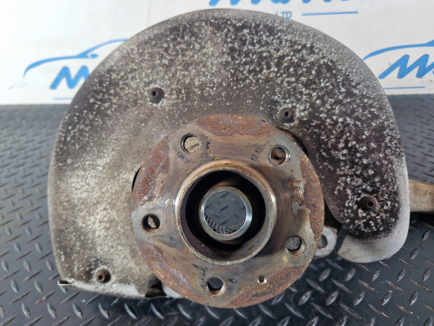 Audi A6 Allroad C7 Front Left N/S Wheel Hub with Control Arms 4G0407241E
