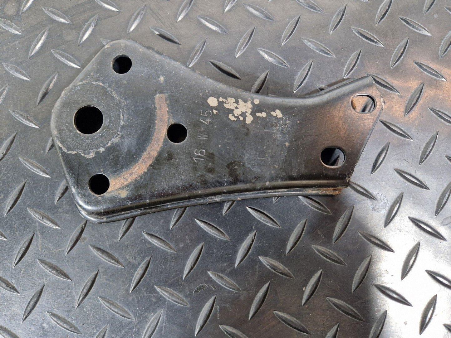 14-21 MERCEDES BENZ C220 W205 REAR SUBFRAME LEFT SIDE STOP PLATE A2053520700