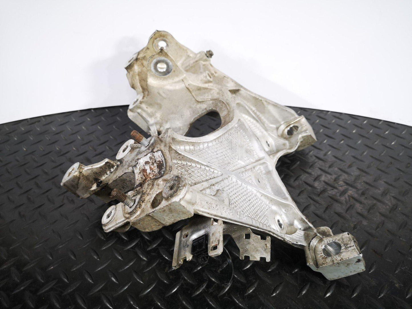 16-19 AUDI A4 B9 GENUINE 1.4 TFSI FRONT RIGHT SIDE SUBFRAME BRACKET 8W0399296E