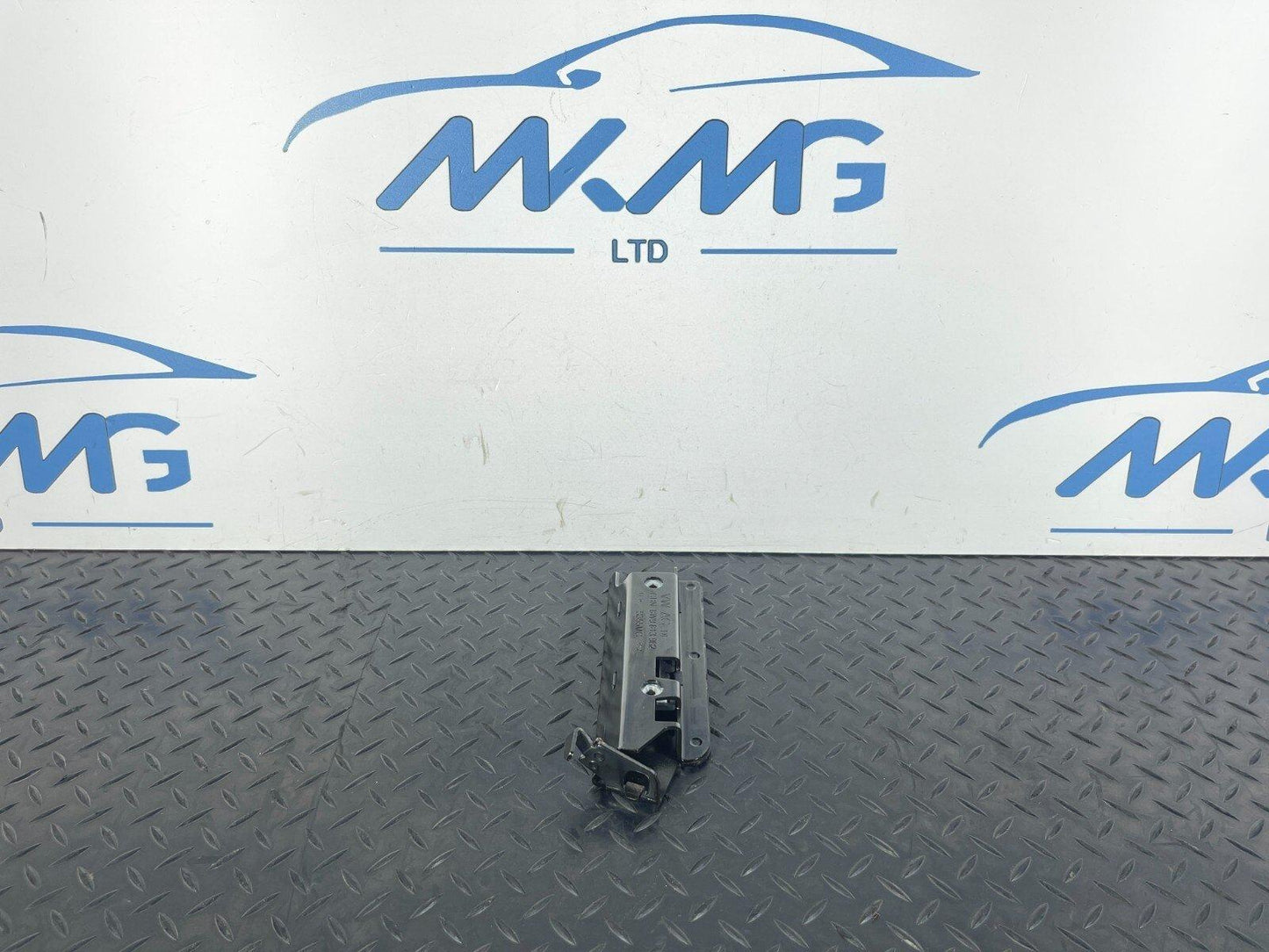 16-19 AUDI A4 B9 GENUINE MOUNTING FOR TIE-DOWN EYE 8W9813982