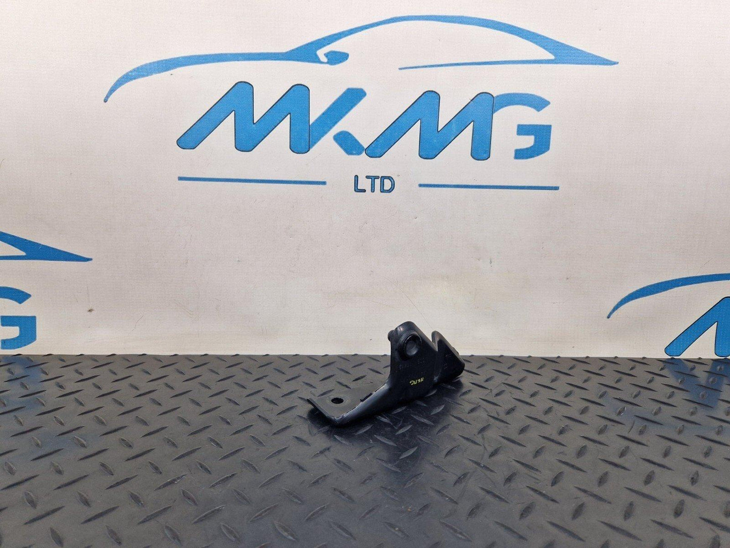 14-23 MERCEDES BENZ VITO W447 OEM LEFT PNEUMATIC SPRING HOLDER A4477400714