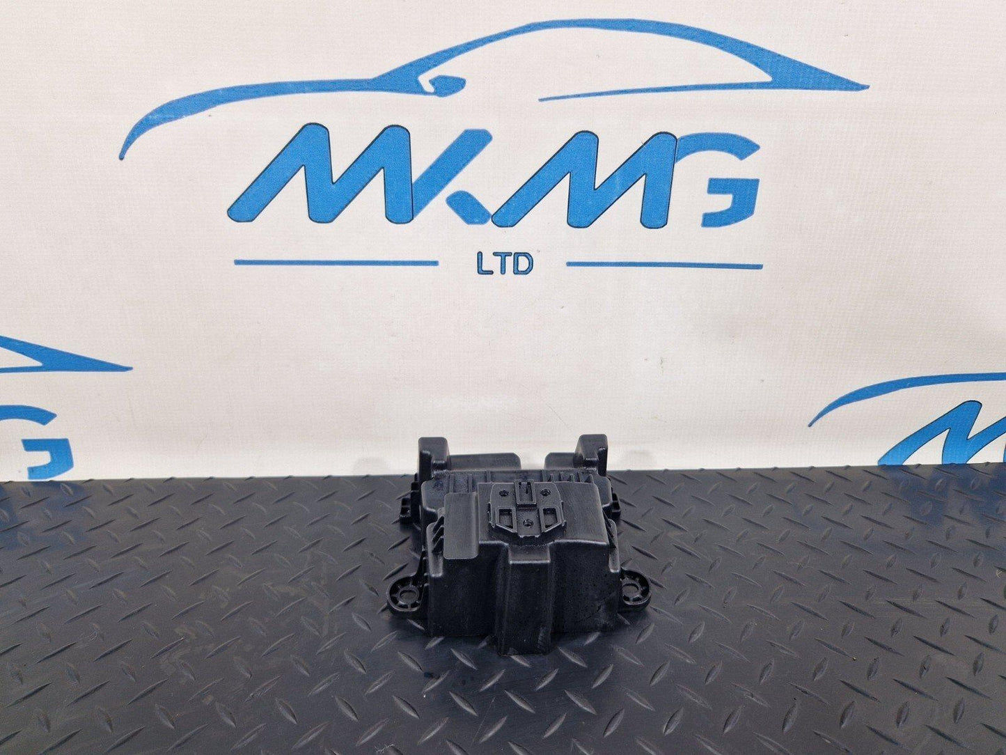 19-ON MERCEDES BENZ CLA C118 CENTER CONSOLE HOLDER A1776831400