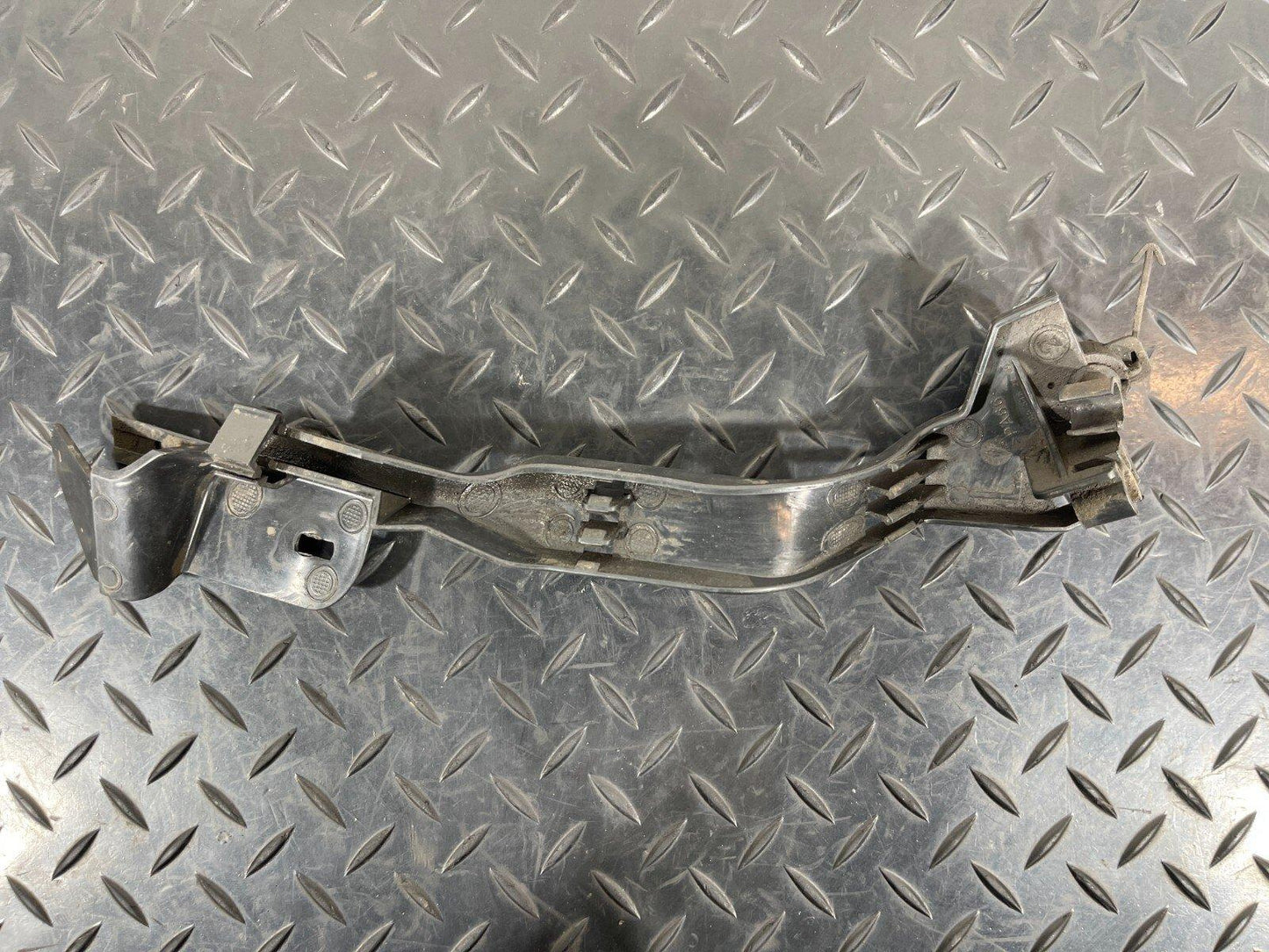14-21 MERCEDES BENZ C300h W205 CABLES HOLDER BRACKET N/S A2055462180