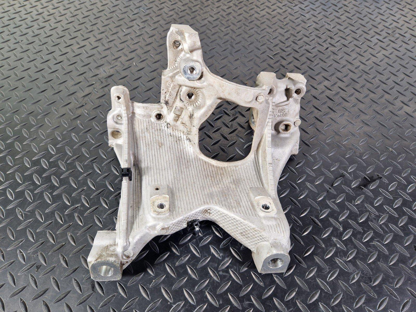 16-19 AUDI A4 B9 GENUINE FRONT LEFT SIDE N/S SUBFRAME BRACKET MOUNT 8W0399295E