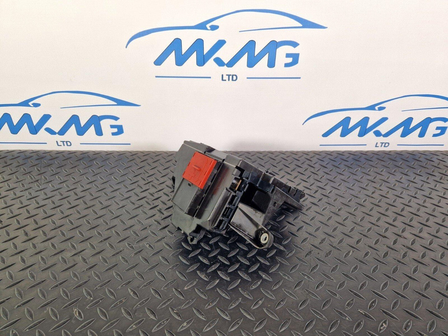 14-21 MERCEDES BENZ C200d W205 OEM FUSE RELAY BOX A2055407011