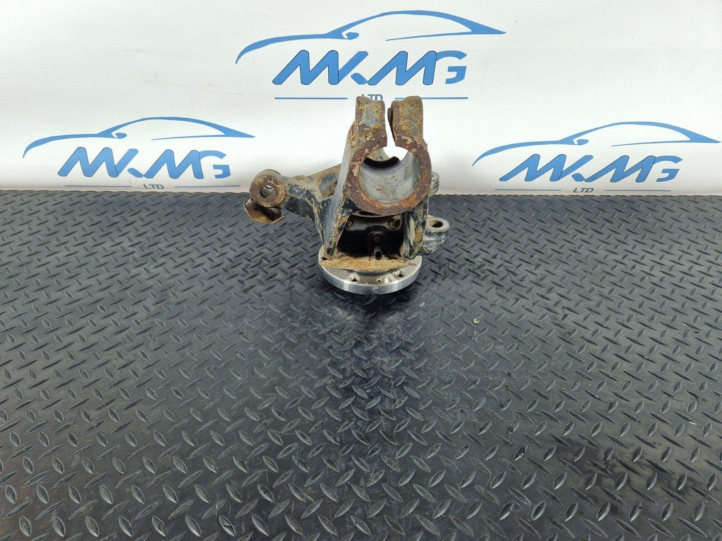 18-ON MERCEDES SPRINTER W910 FRONT RIGHT O/S WHEEL HUB & BEARING A9103320100