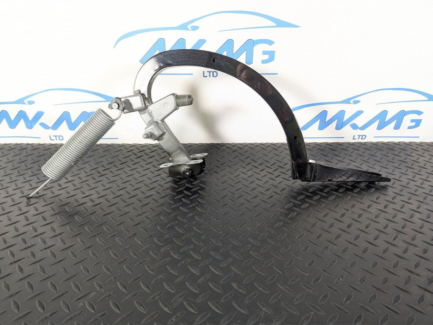 16-19 AUDI A4 B9 SALOON OEM REAR RIGHT O/S BOOT HINGE IN BLACK Y9B 8W5827302A