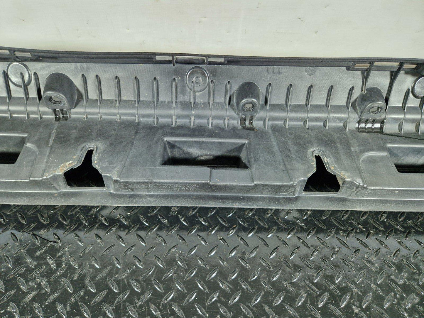 11-19 MERCEDES W166 RIGHT DRIVER SIDE SKIRT HOLDER BRACKET A1666900210