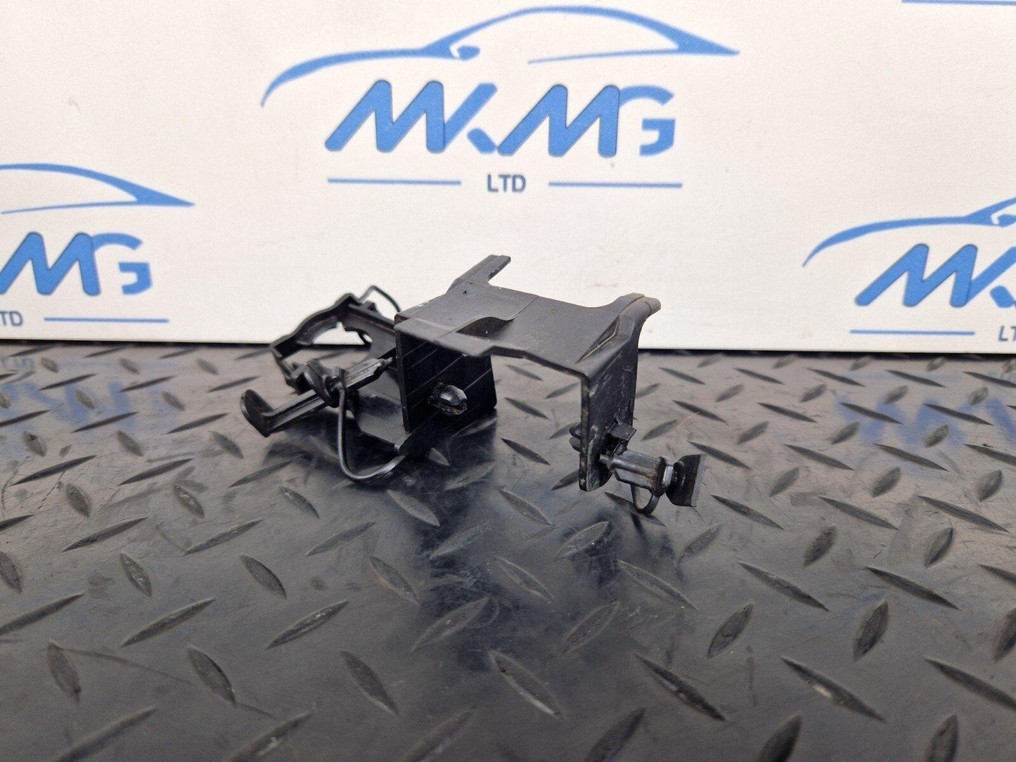 14-20 MERCEDES BENZ GLA X156 SUSPENSION STRUT FRONT LEFT BRACKET A2464210594
