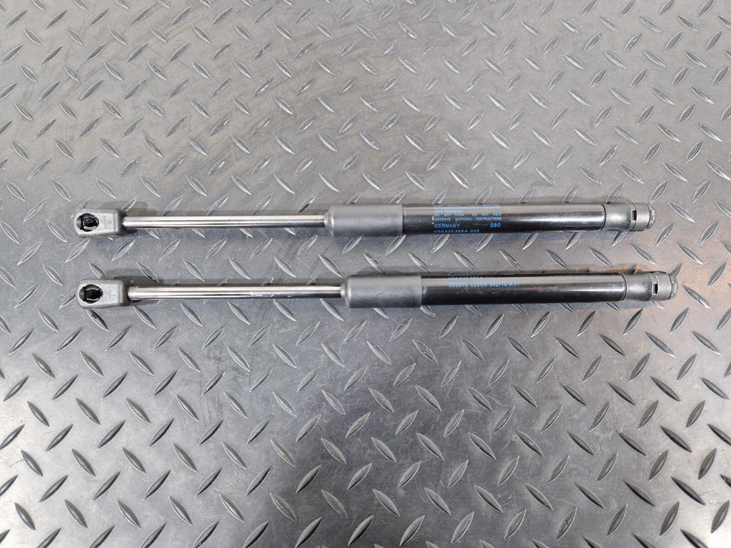 15-18 AUDI A7 4G GENUINE OEM BONNET HOOD GAS STRUTS PAIR RIGHT & LEFT 4G8823359A