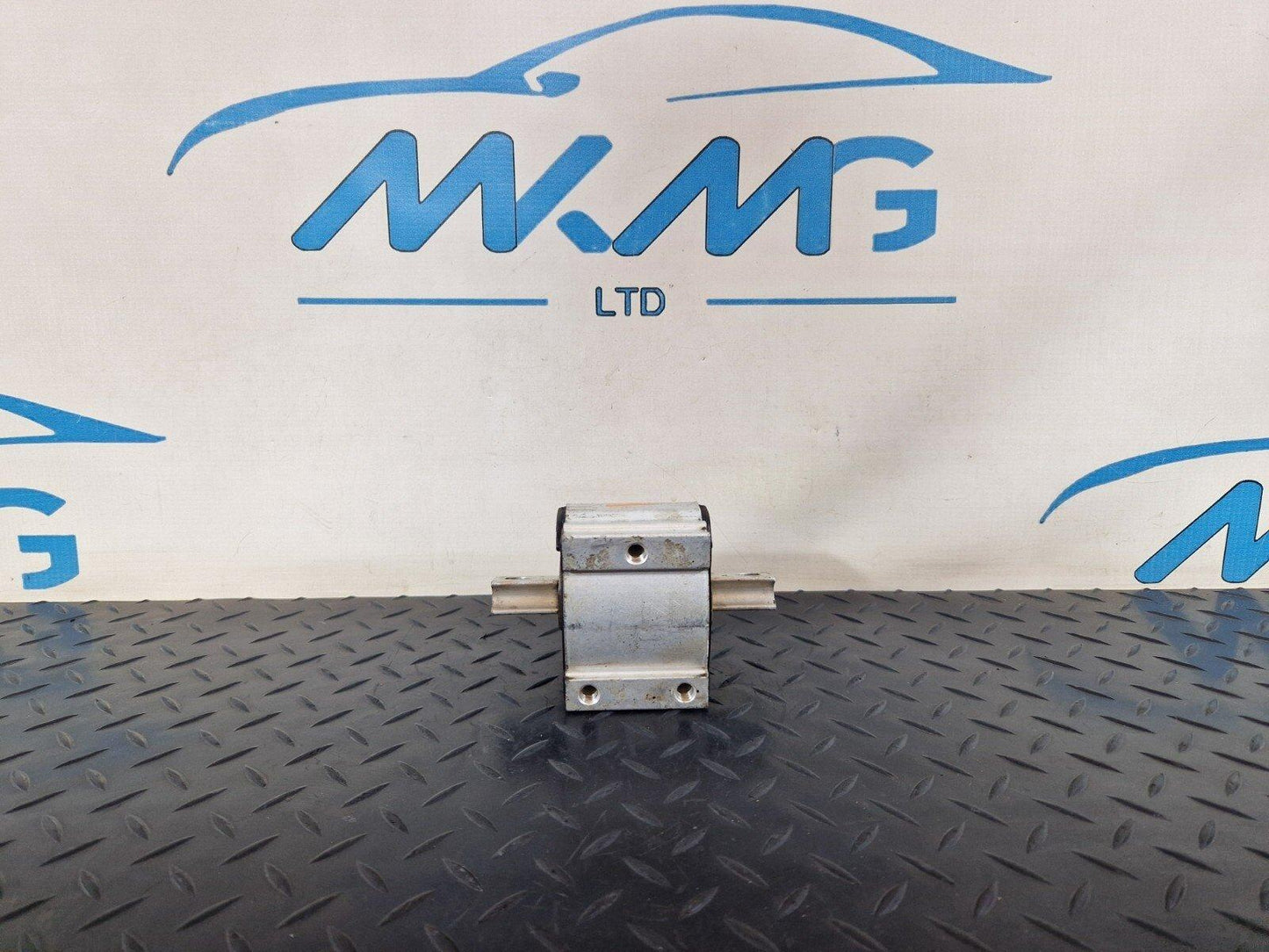 14-21 MERCEDES BENZ C300h W205 OEM TRANSMISSION GEARBOX REAR MOUNT A2052403500
