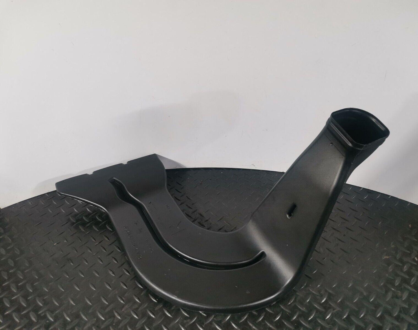 12-18 MERCEDES A-CLASS W176 GENUINE FRONT RIGHT O/S AIR VENT PIPE A2468310246