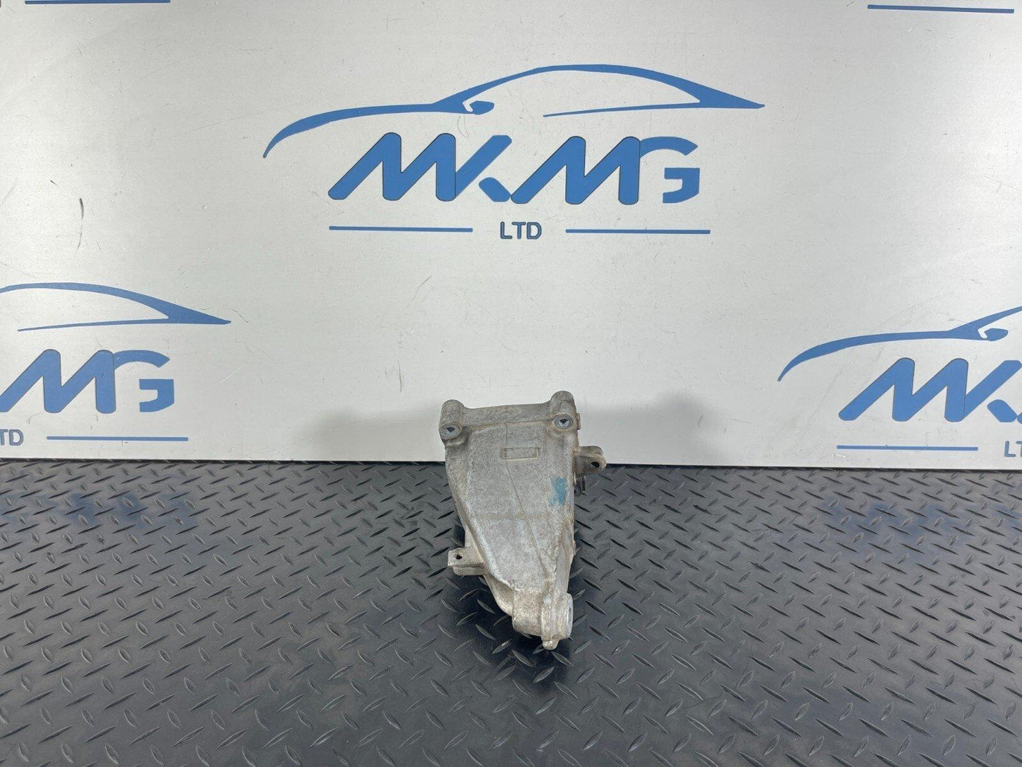 14-21 MERCEDES BENZ C350e W205 GENUINE ENGINE MOUNT RIGHT A2742234304
