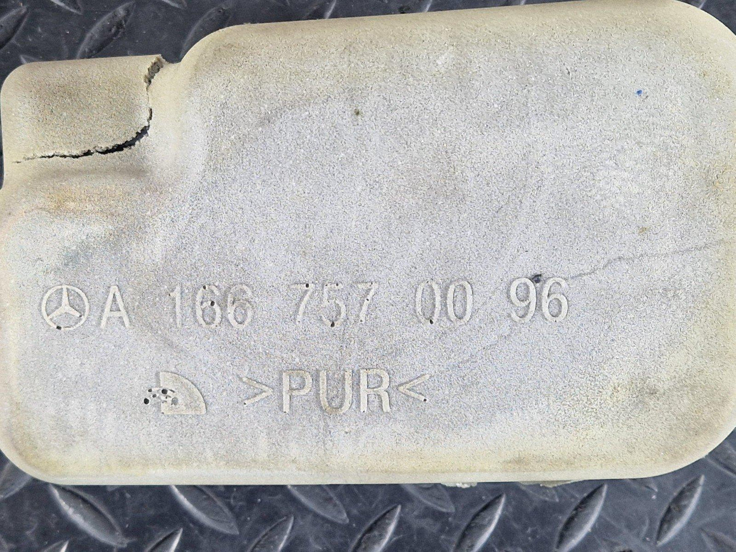 11-19 MERCEDES BENZ ML W166 OEM TAILGATE BOOTLID REAR LOCK FOAM  A1667570096