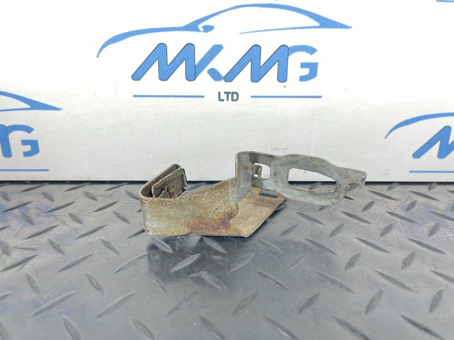 14-21 MERCEDES BENZ C300h W205 UNDERSHIELD RIGHT BRACKET A2055240240