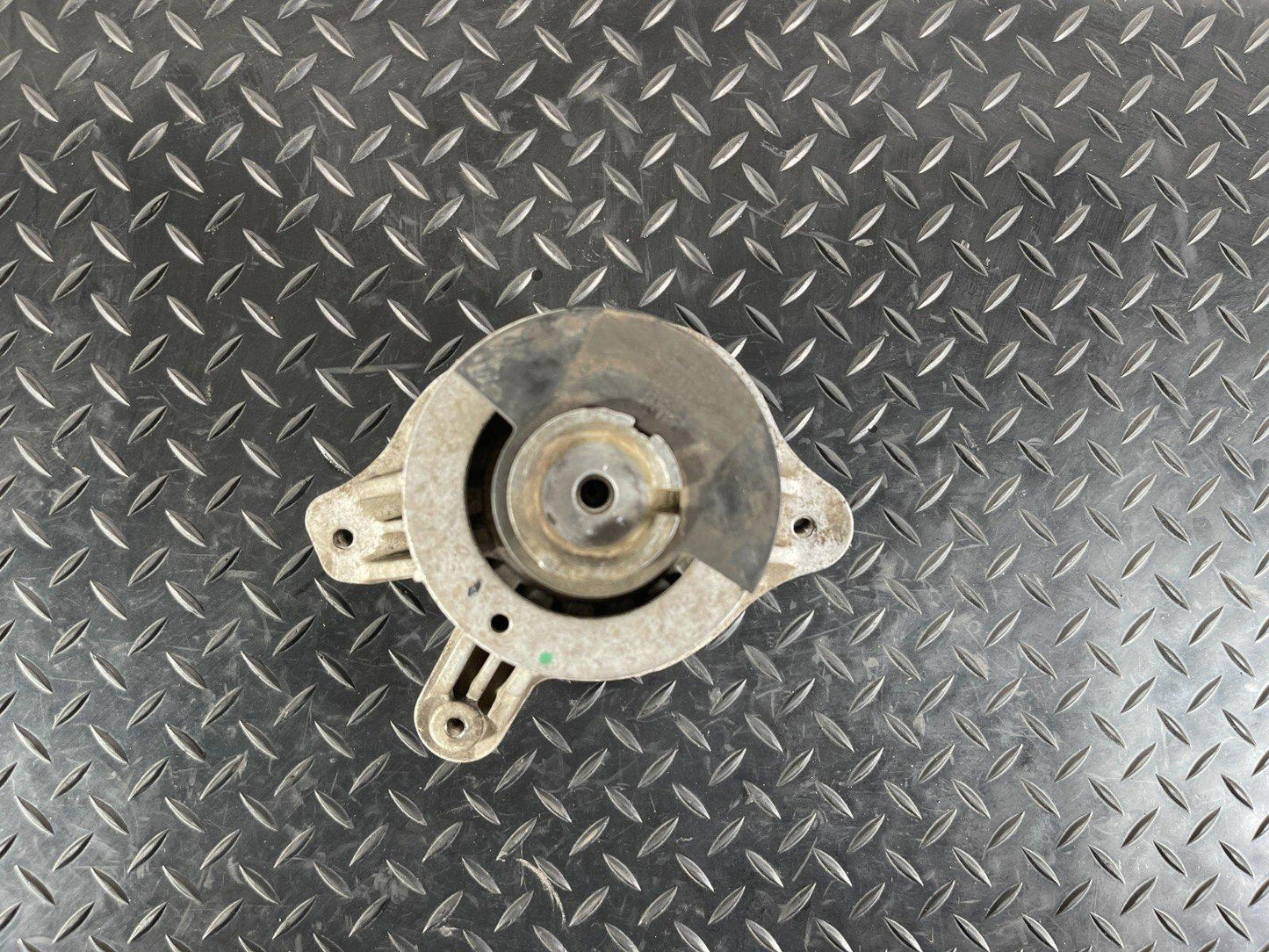 14-21 MERCEDES BENZ C350e W205 PETROL ENGINE SUPPORT MOUNT BRACKET A2052400200
