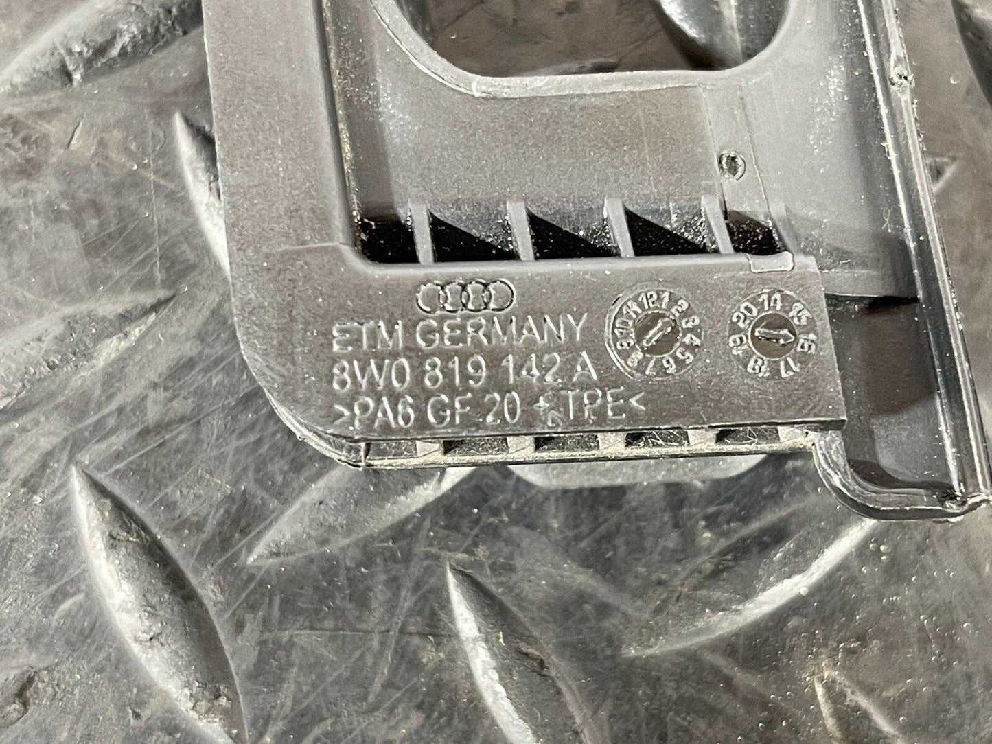 16-19 AUDI A4 B9 GENUINE FRONT RIGHT REINFORCEMENT BEAM SEAL 8W0819142A