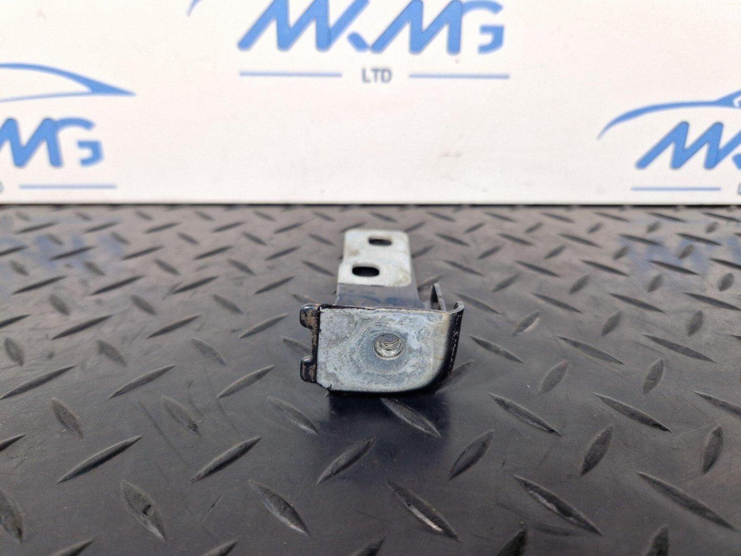 16-19 AUDI A4 B9 GENUINE FRONT LEFT PASSENGER SIDE WING BRACKET 8W0821433B