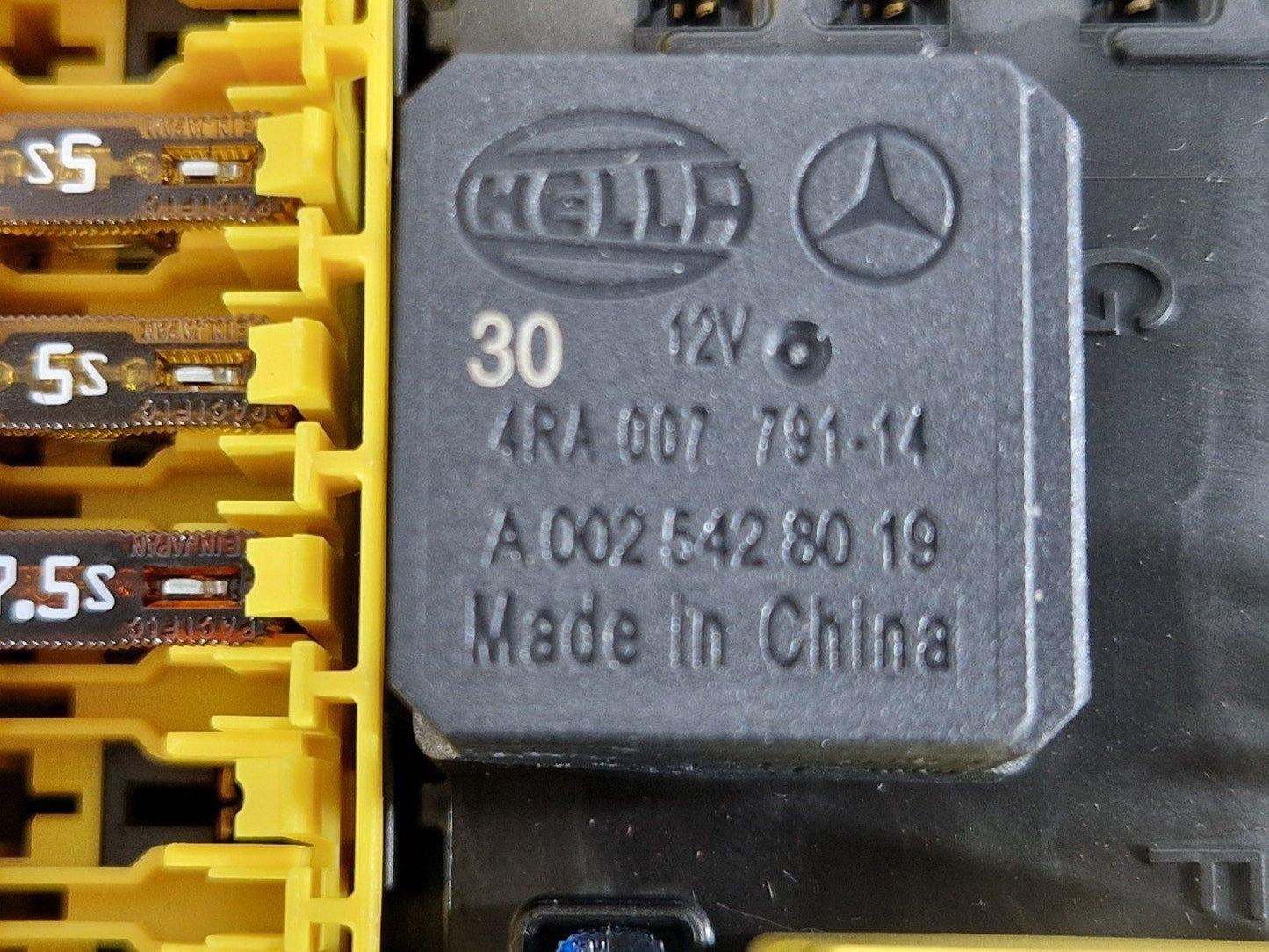 11-19 MERCEDES BENZ ML W166 FUSE BOX DISTRIBUTION CONTROL MODULE A1665460143