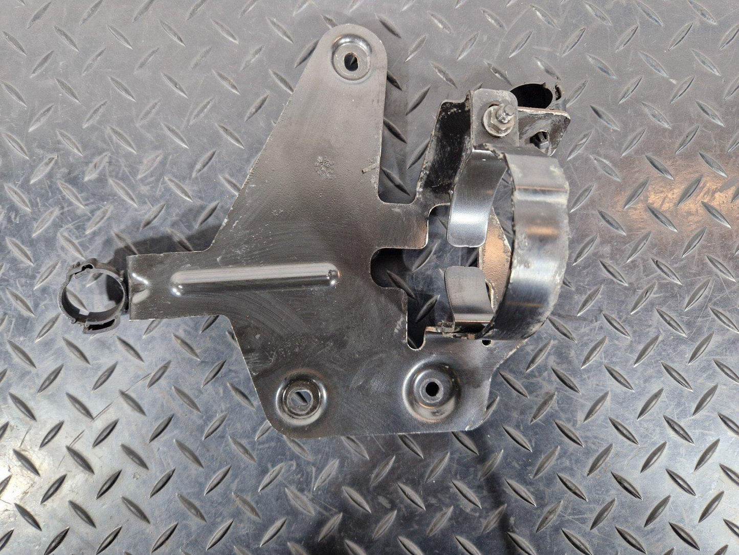12-18 AUDI A6 C7 PASSENGER LEFT FRONT COOLANT PUMP BRACKET MOUNT 4G0145879N